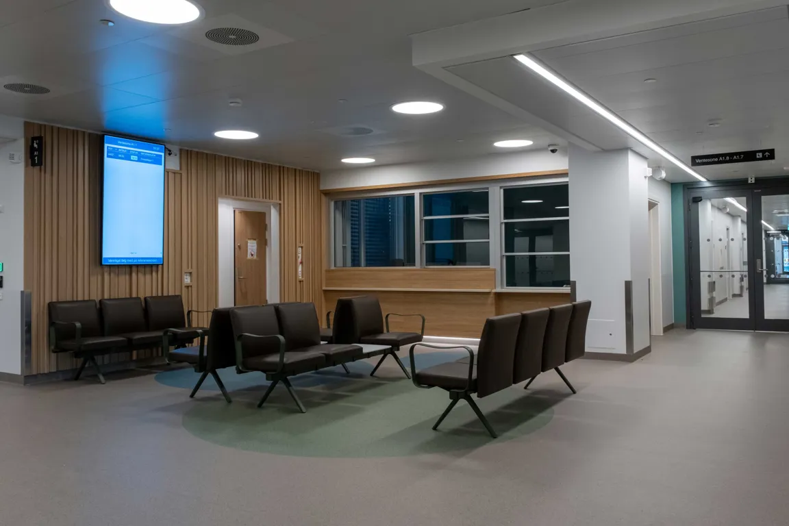 Et rom med stoler og skjerm