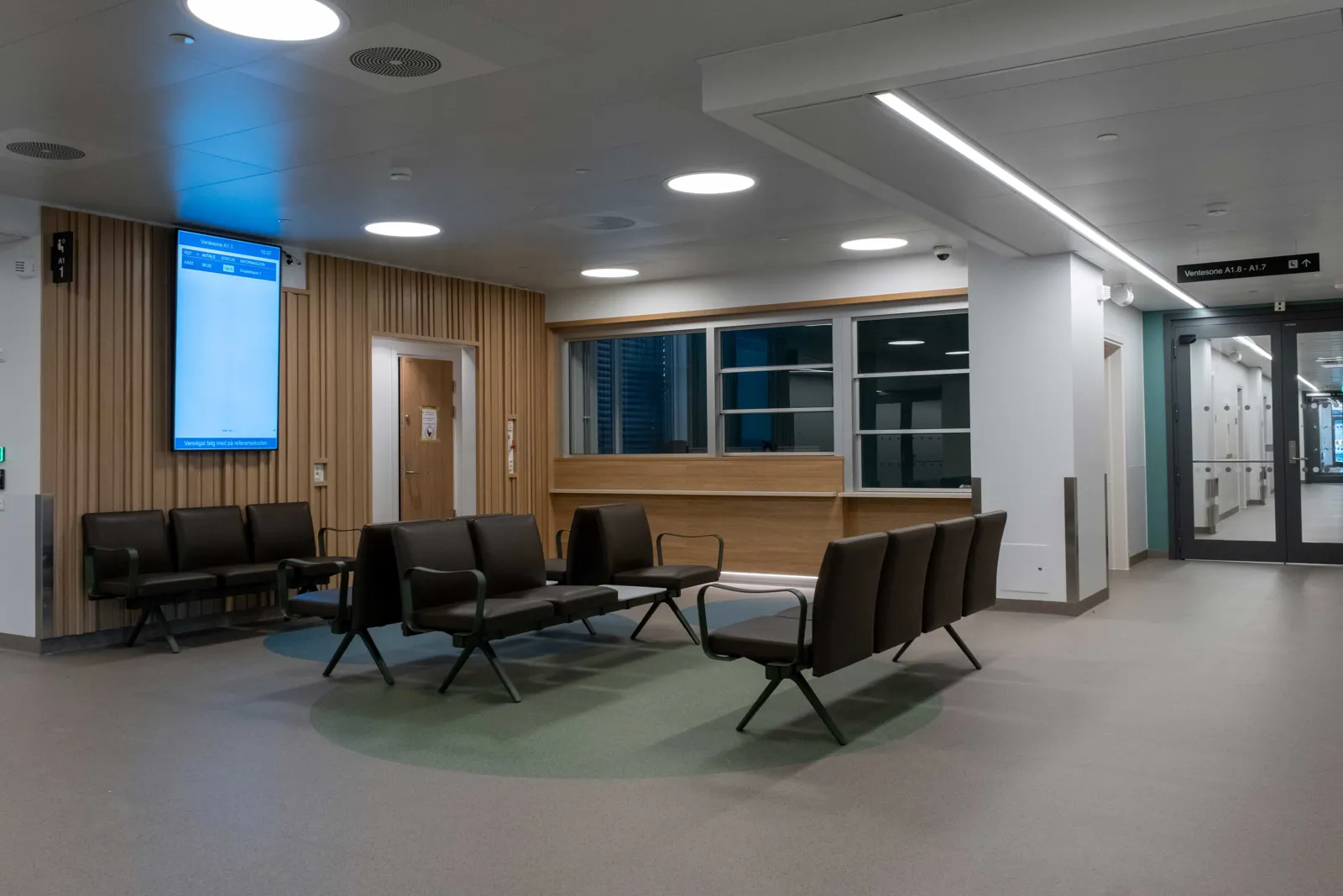 Et rom med stoler og skjerm