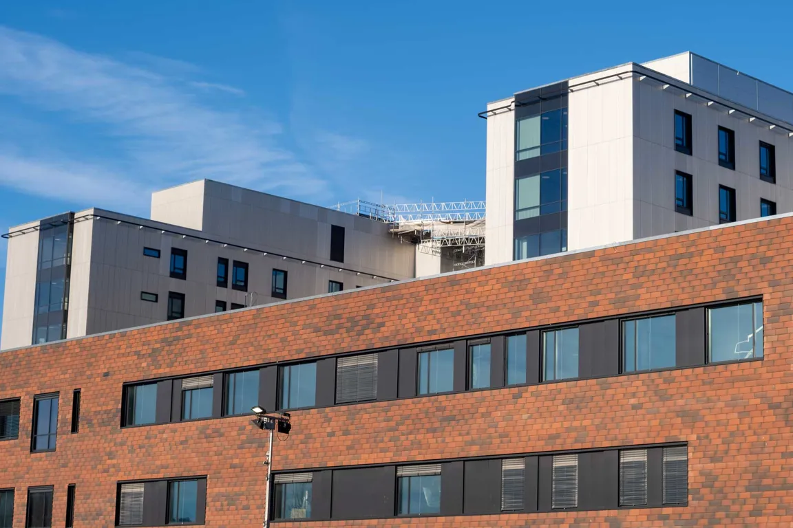 En bygning med mange vinduer