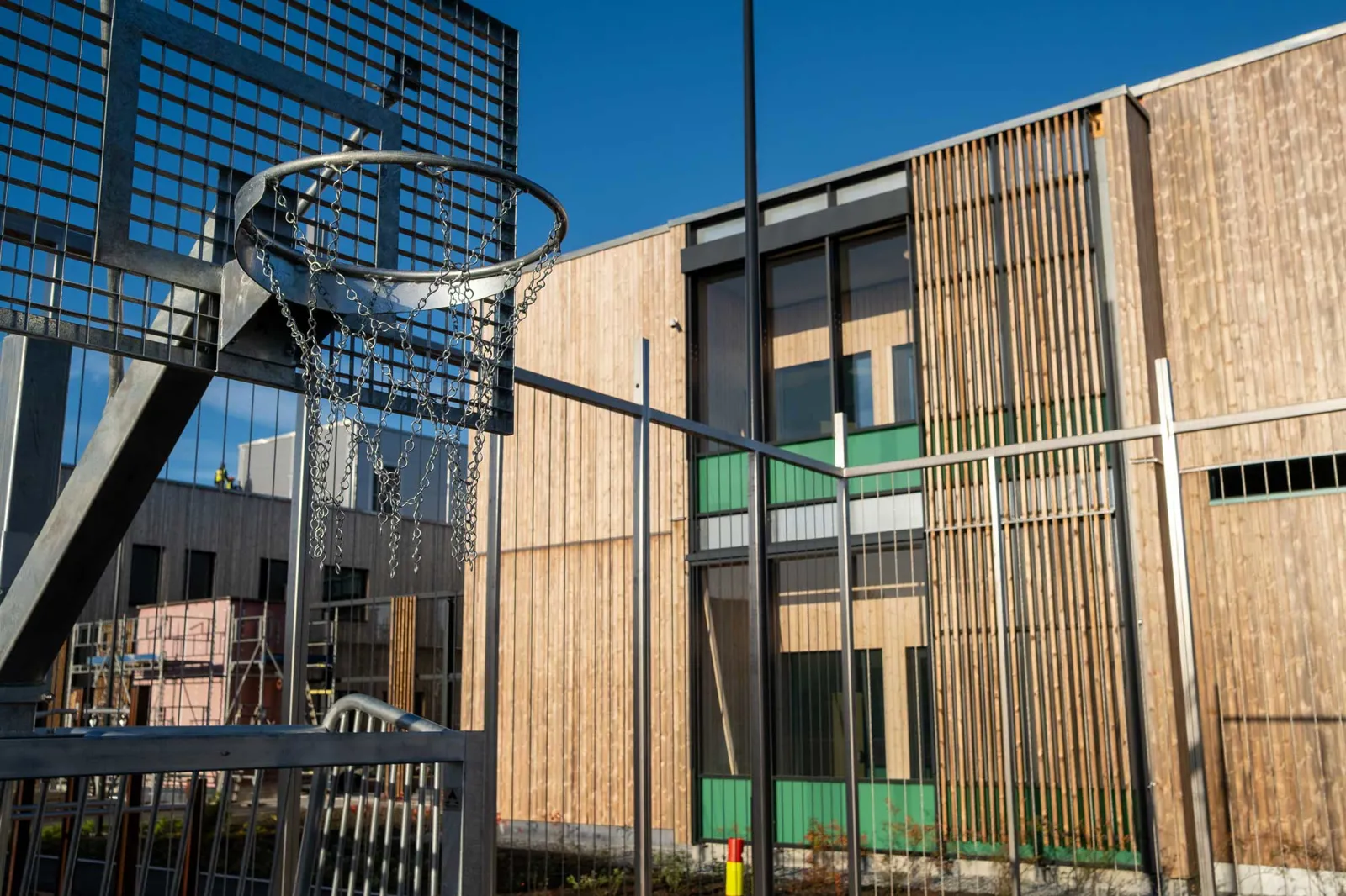 En bygning med metallramme