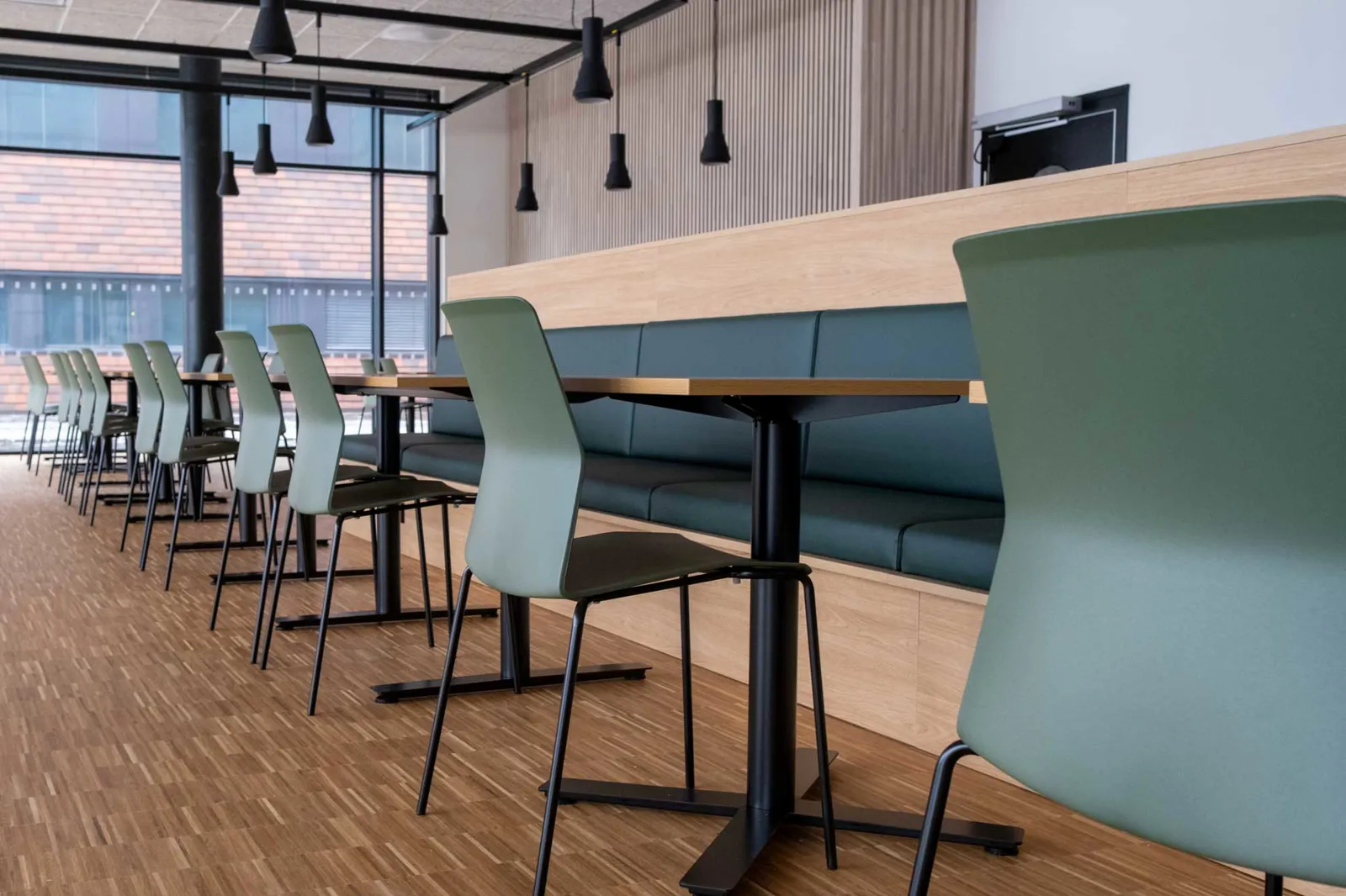 Et rom med bord og stoler