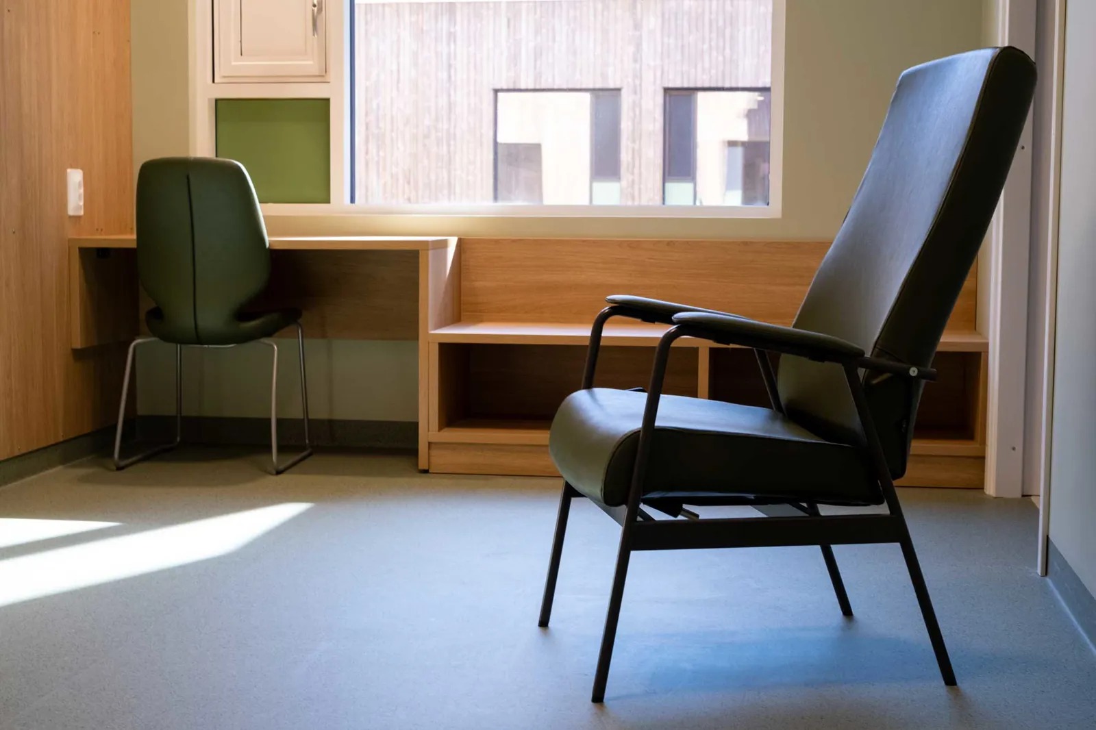 Et par stoler i et rom