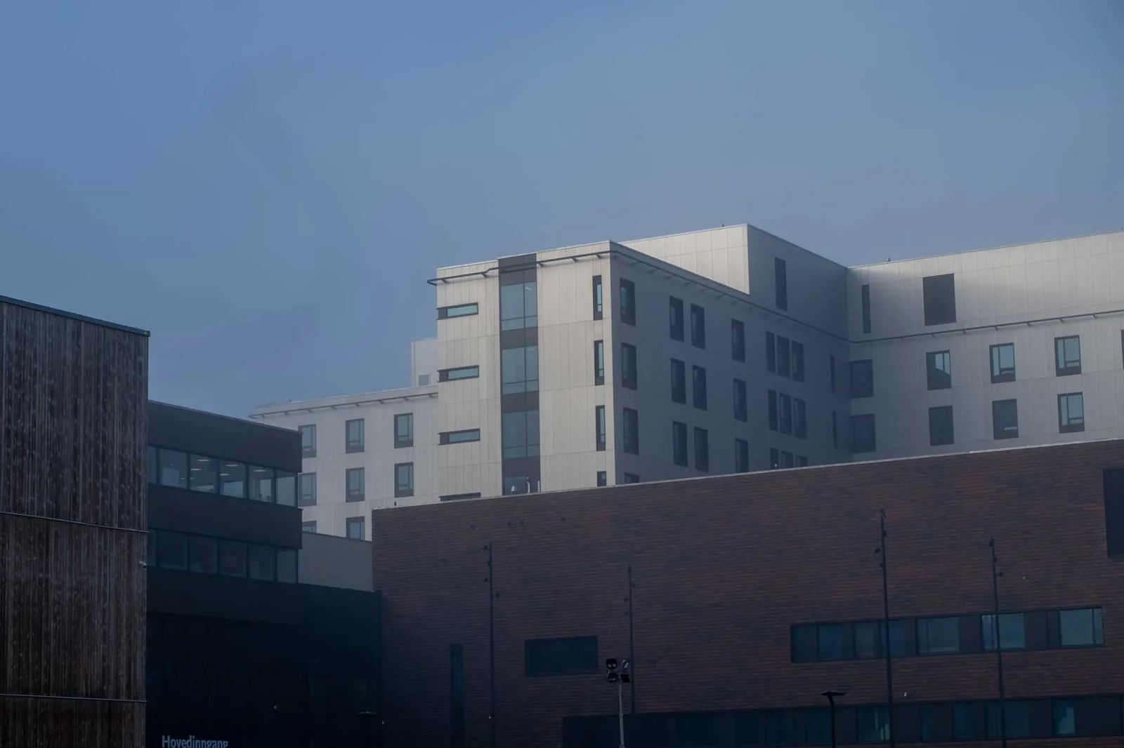 En bygning med blå himmel