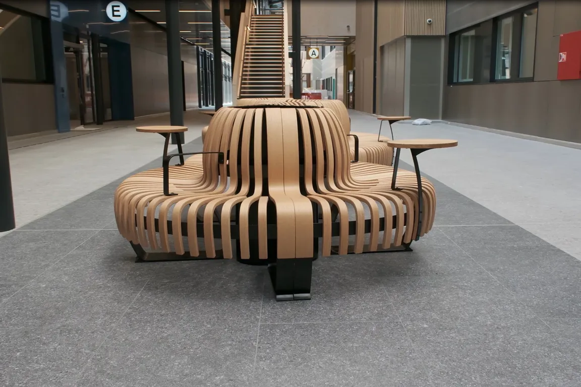 En stol i en bygning