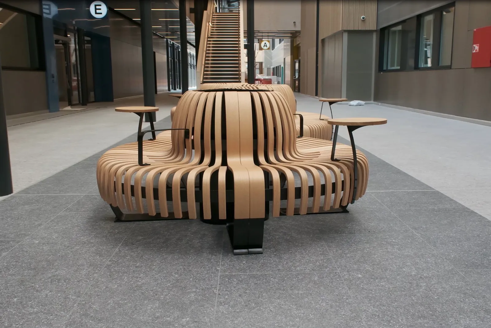 En stol i en bygning