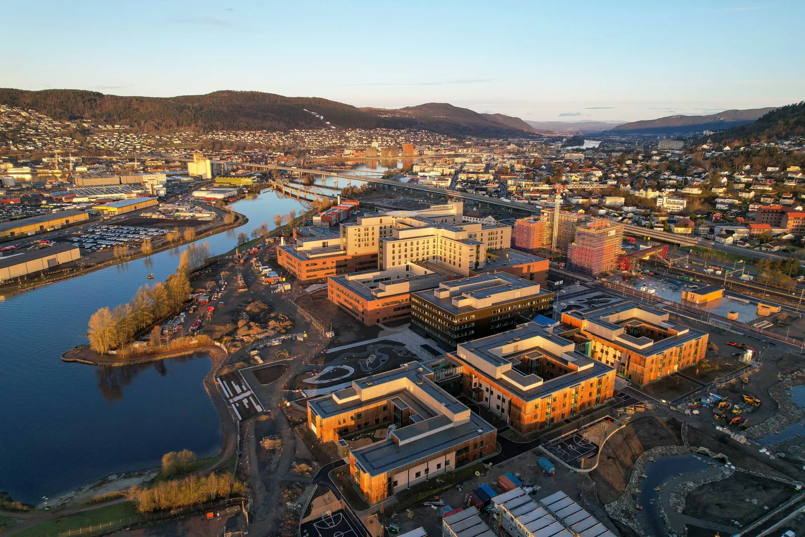 En by med mange bygninger og vann