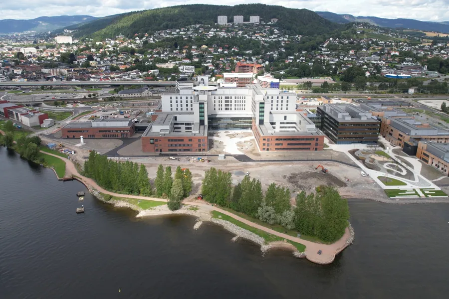 En by med en elv som renner gjennom den