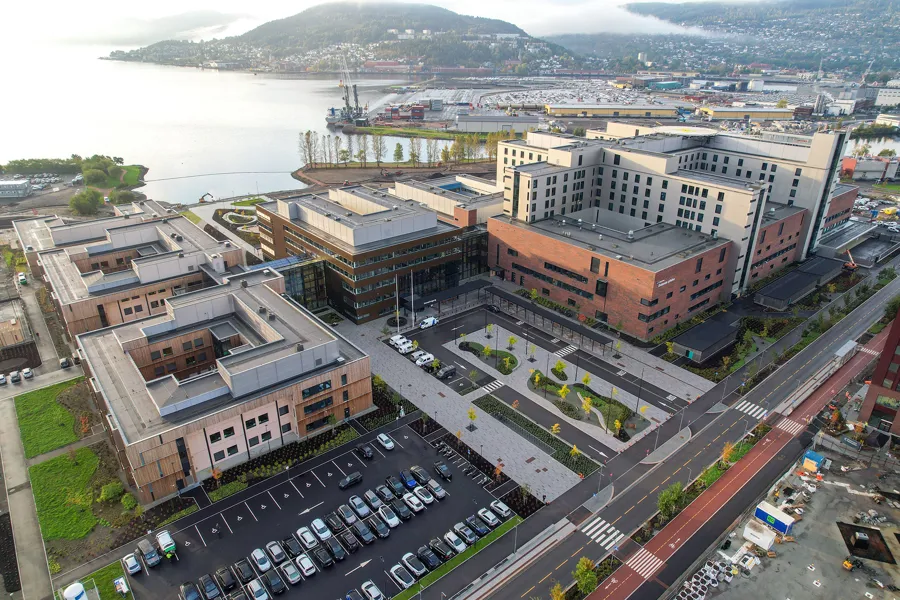 En by med en vannmasse i bakgrunnen