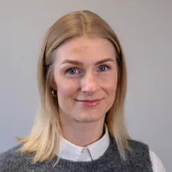 En kvinne med blondt hår