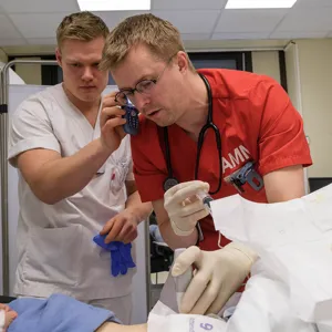 En lege som undersøker en pasient