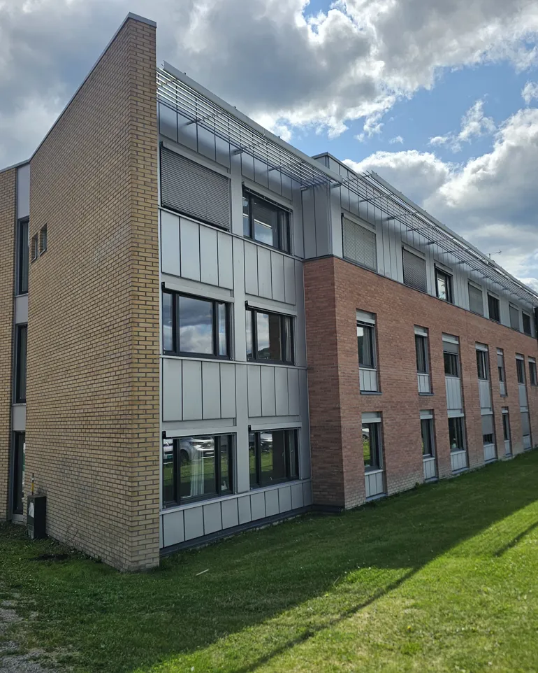 En bygning med en grønn plen