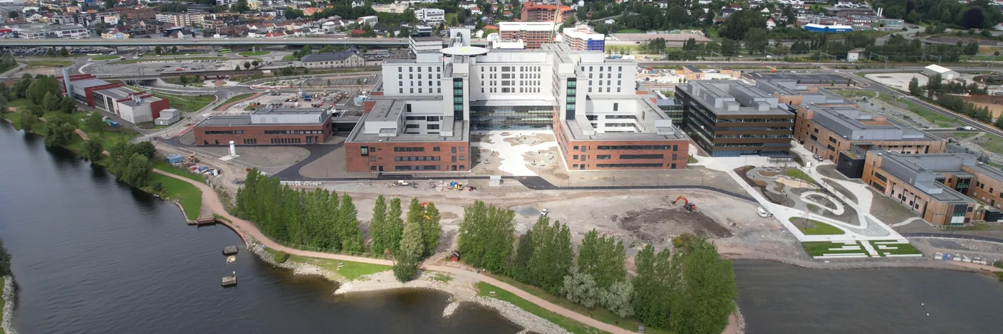 En by med en elv som renner gjennom den