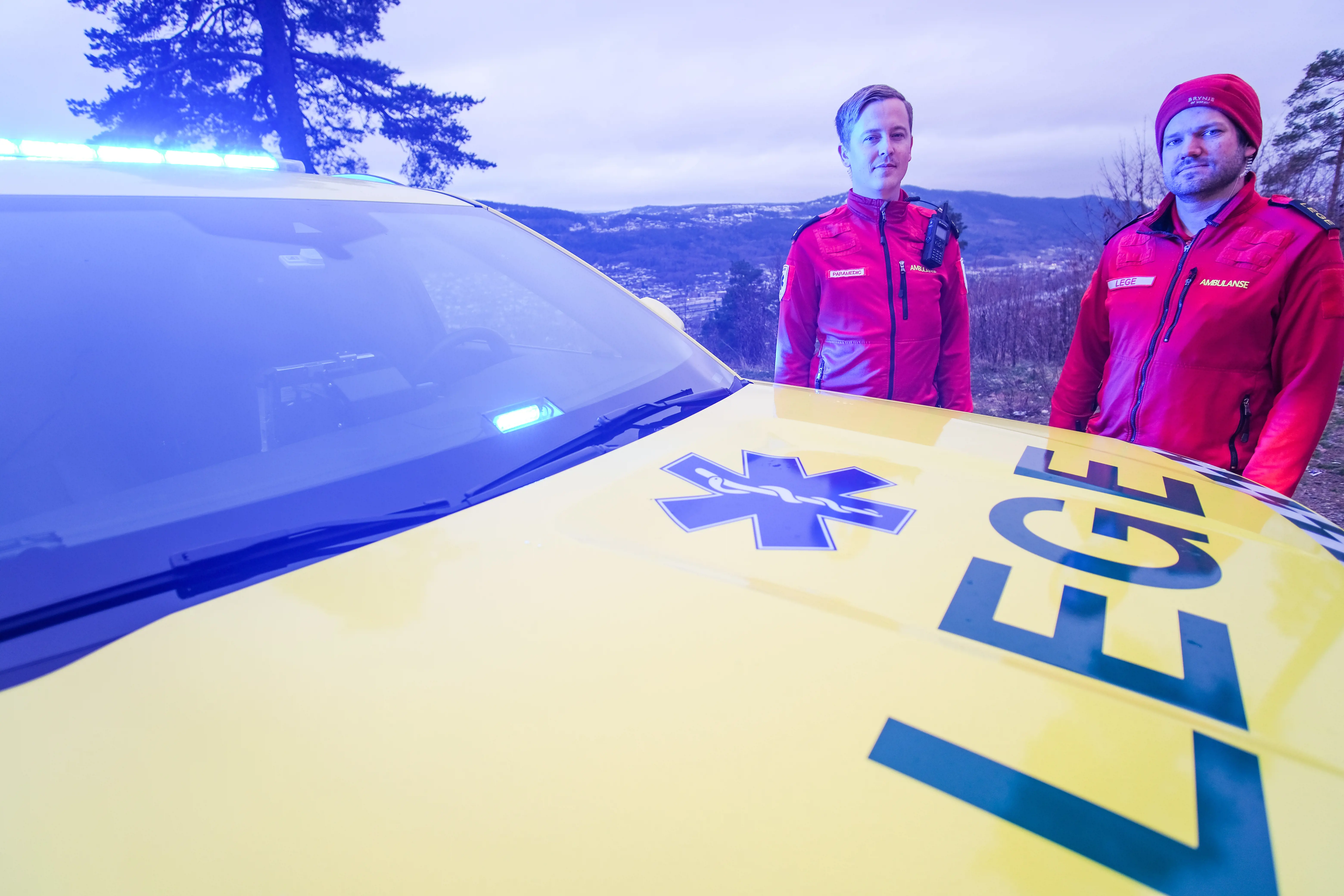 Paramedic Thomas Fragell og anestesilege Ruben Fohrn er en del av mannskapet som jobber på Legebil 626 i Vestre Viken HF.