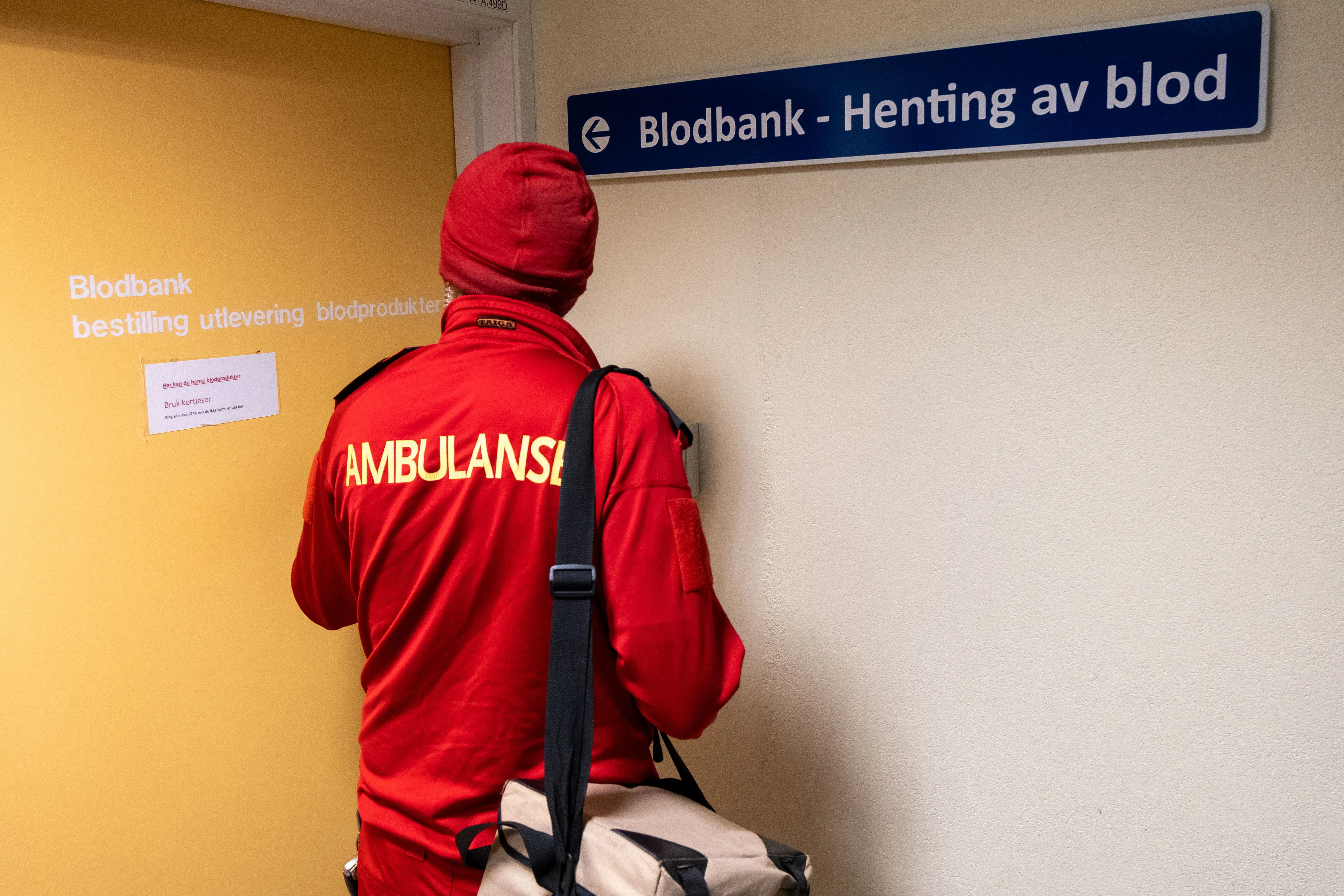 Hver mandag går turen til blodbanken på Drammen sykehus for å bytte blodbeholdningen i legebilen.