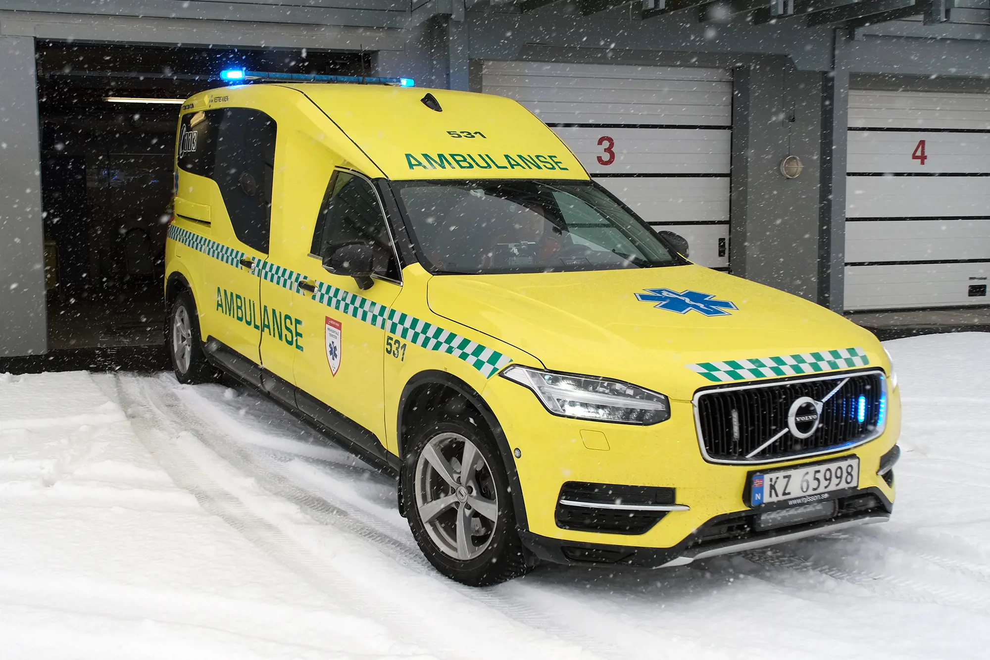 Ambulansen rykker ut fra Ål stasjon.