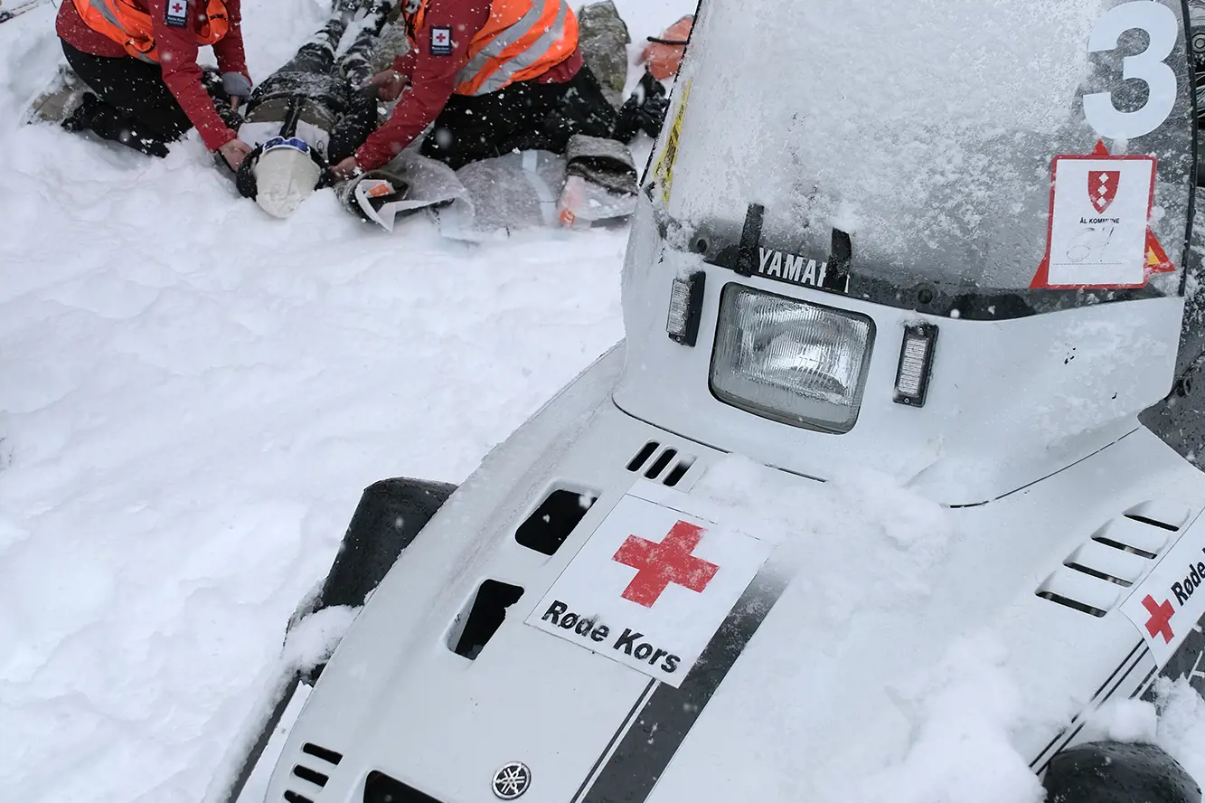 Røde Kors på plass ute i skiløypa for å ta hånd om den skadede skiløperen.