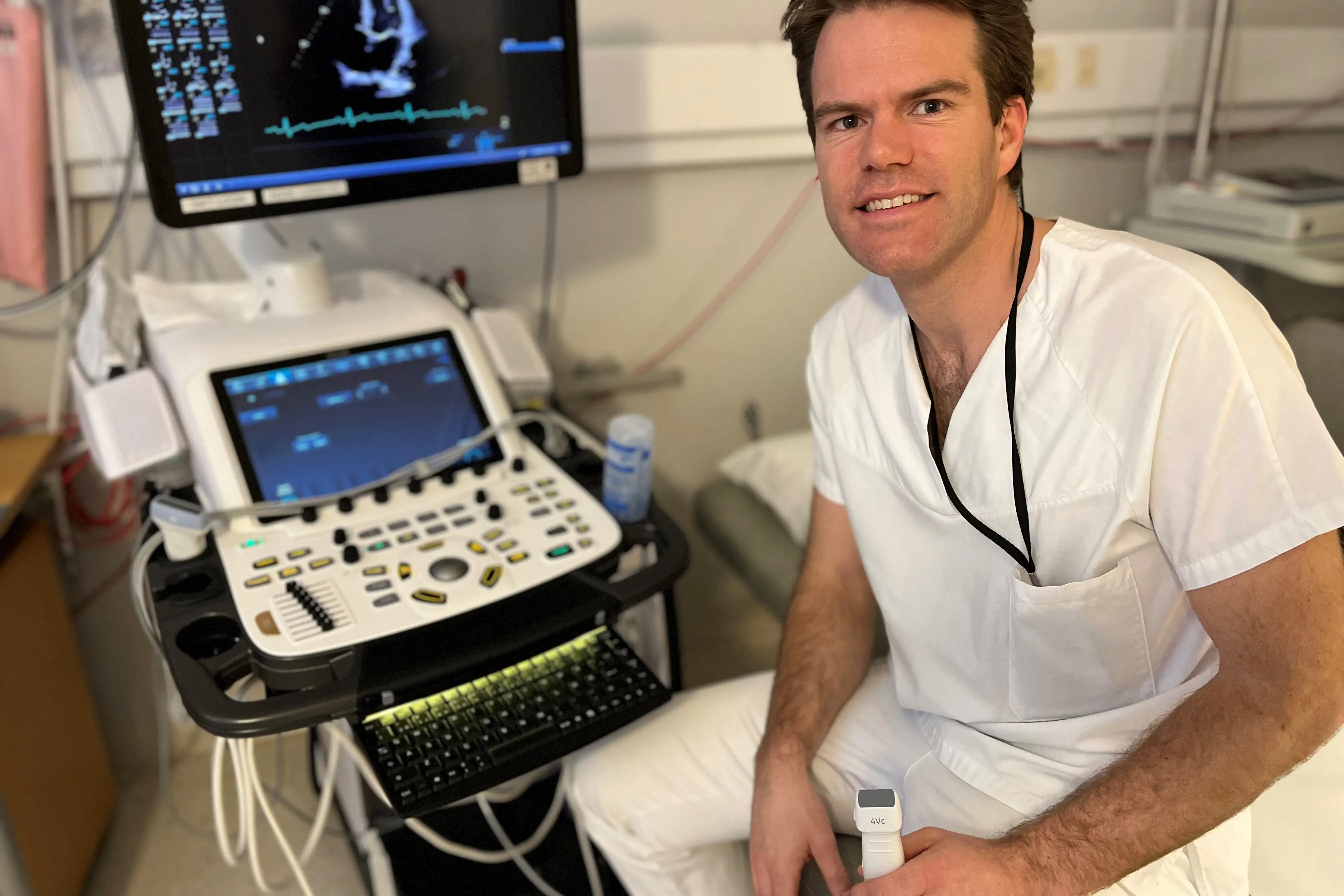 Bildet viser Peter S. Rønningen ved en ultralysmaskin