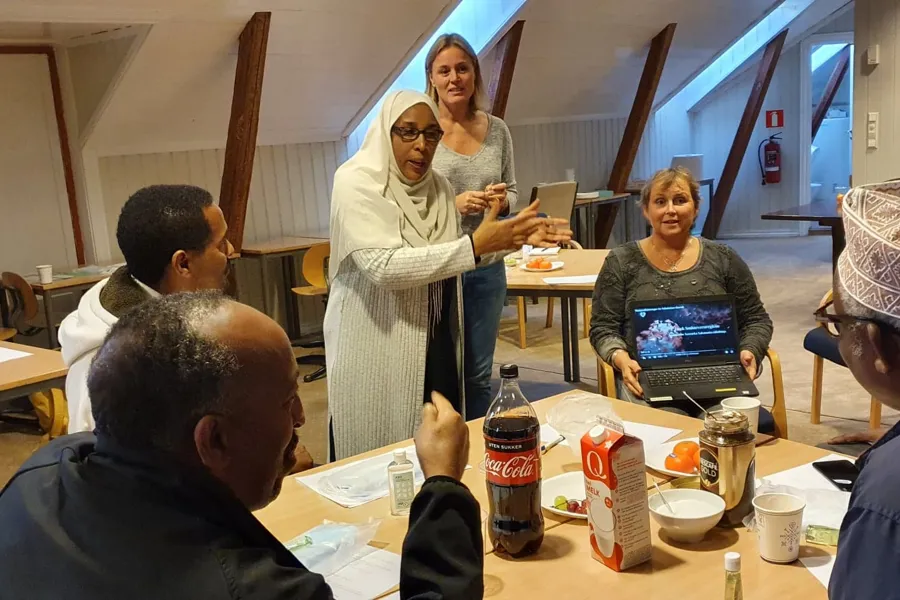 Fadumo Abdi (Najib helseorganisasjon), prosjektleder Rita Weum fra Aldring og helse (bak) og Solveig Midtvedt (Vestre Viken) i s