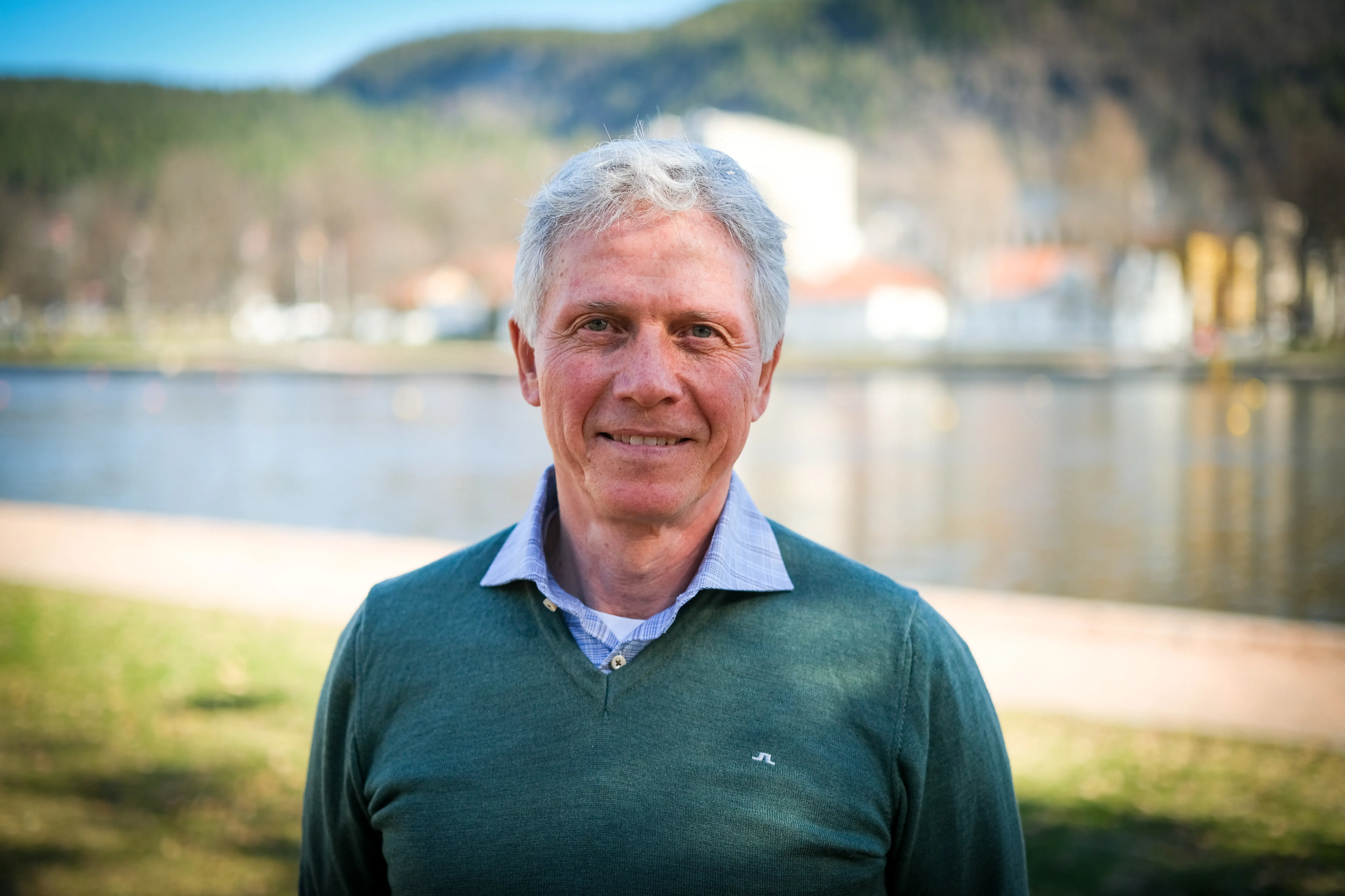 Martin Stolzenbach Olsen startet sin yrkeskarriere i Norge på Drammen sykehus (i bakgrunnen). Etter fem fine år på Ringerike syk