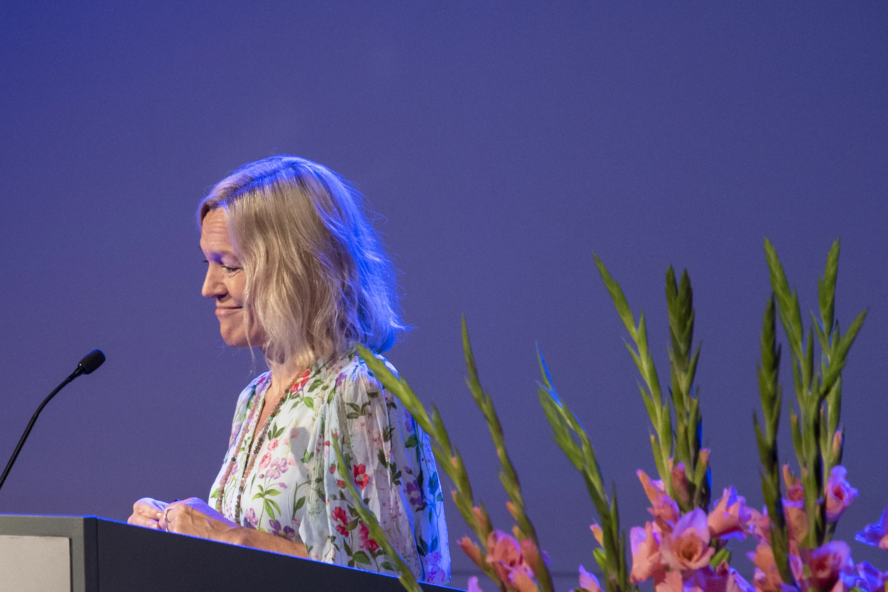 GRATULERTE: Klinikksjef på Bærum sykehus, Trine Olsen, talte til Jannicke Mellin-Olsen.