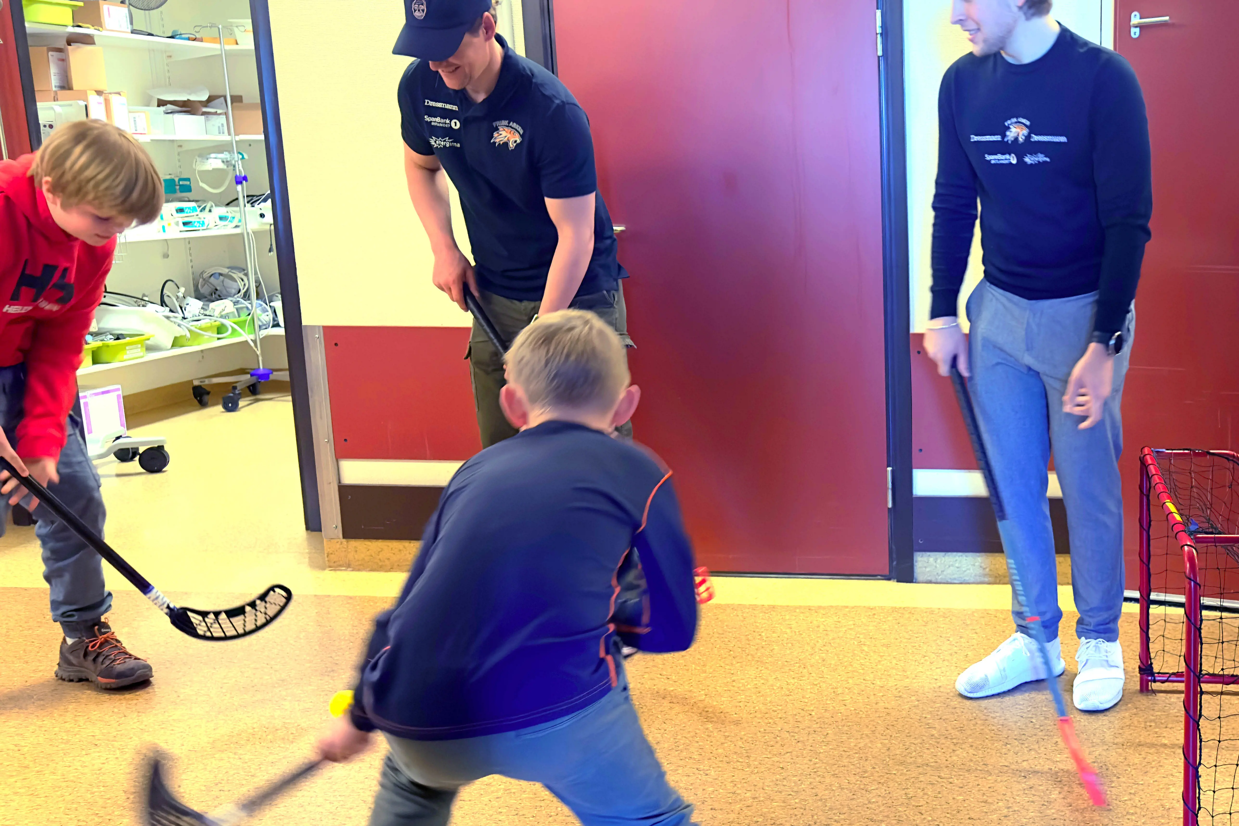 Asker Frisk og pasienter spiller hockey i gangene