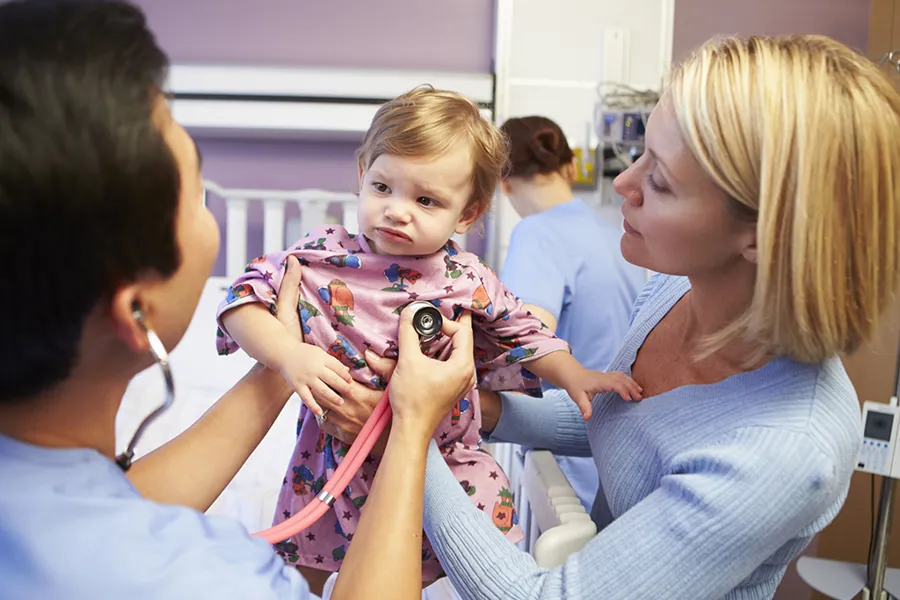 En person som holder en baby