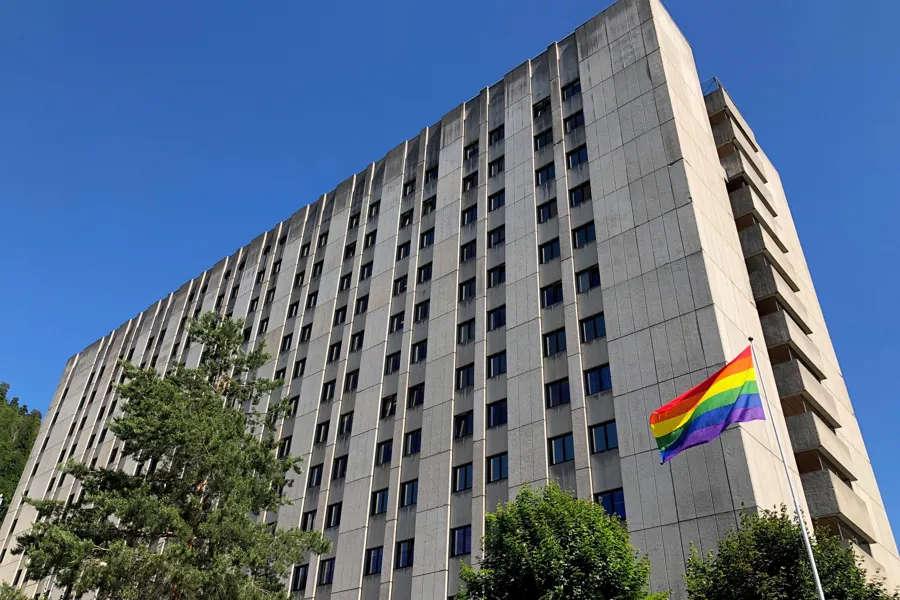 Prideflagg utenfor Drammen sykehus