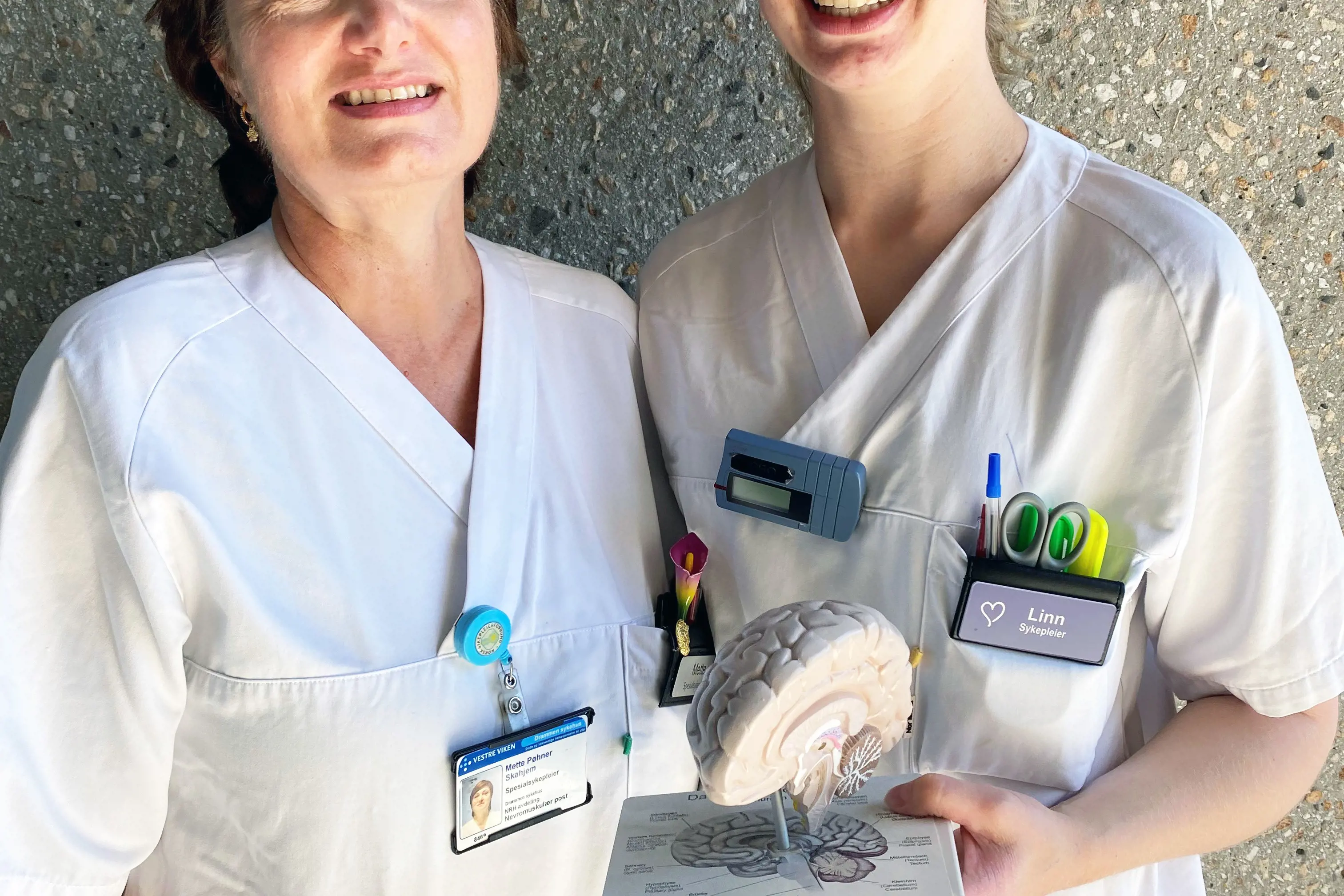 : Slagsykepleierne Mette Pøhner Skahjem og Linn White jobber på avdelingen for nevrologi, revmatologi og rehabilitering på Dramm