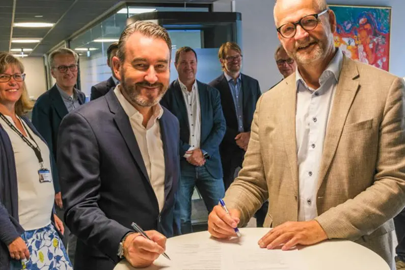 Signering av avtale mellom Sykehuspartner og Philips.