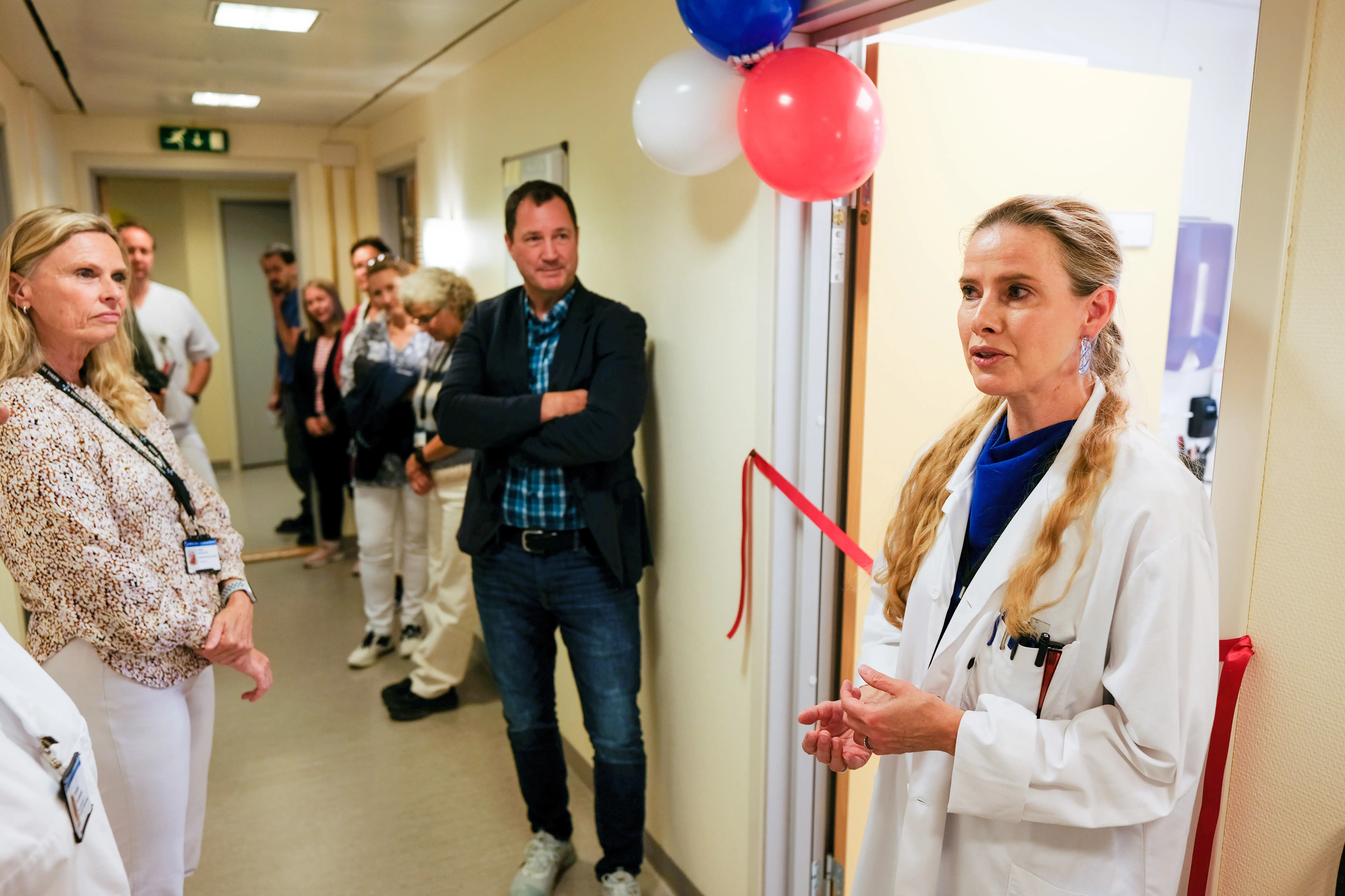 Avdelingssjef Bettina Casati under åpningen. Blant tilhørerne står adm.dir. Lisbeth Sommervoll og klinikkdirektør Wesley Caple.