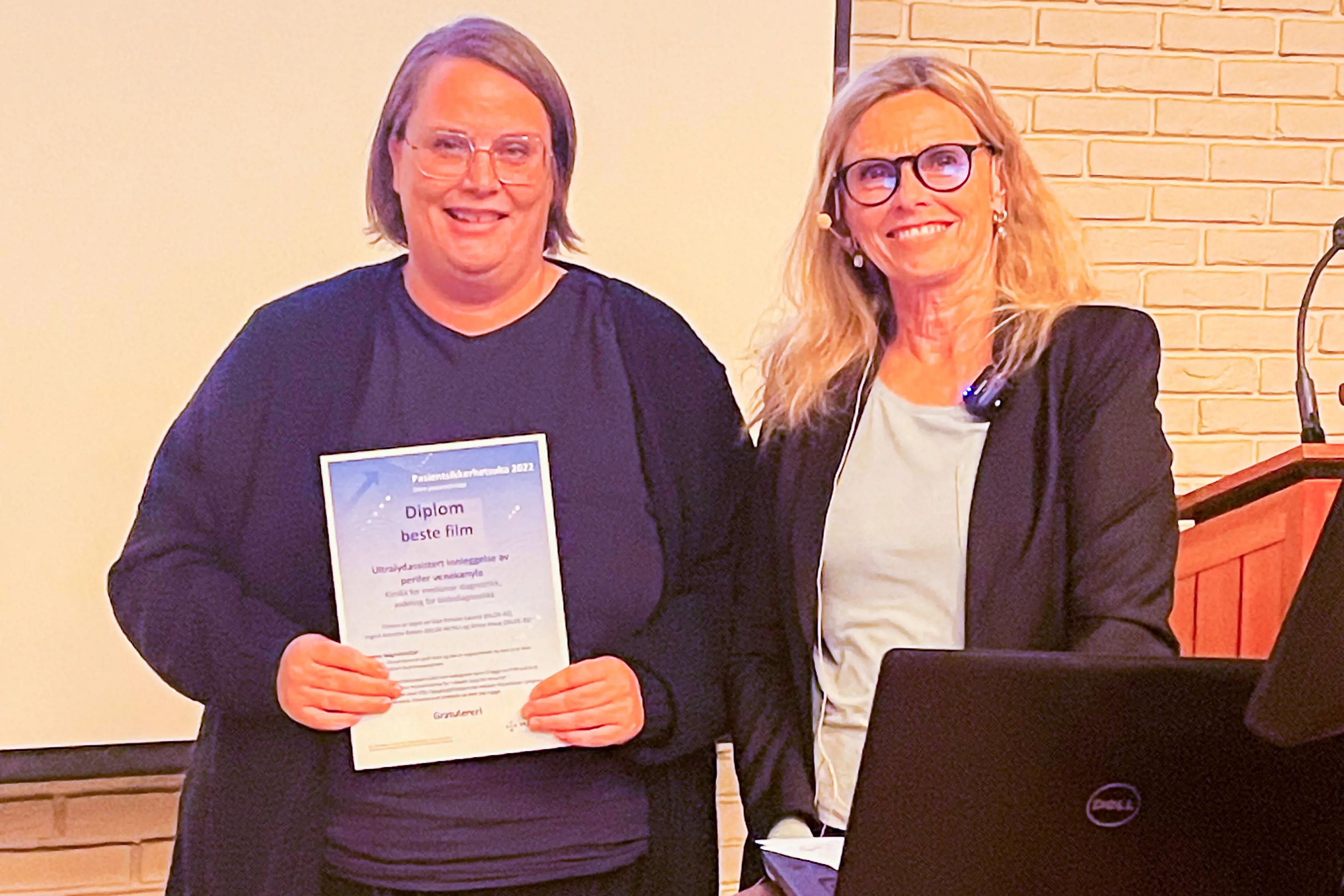 ​Ingrid Annette Rislien​ tok imot prisen på vegne av Klinikk KMD - prisen ble delt ut av AD Lisbeth Sommervoll under et arrangem