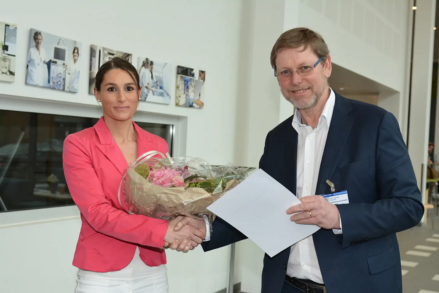Jana Christine Kuhn får Vestre Vikens forskningspris for 2017. Prisen ble overrakt av administrerende direktør Nils Fr. Wisløff.
