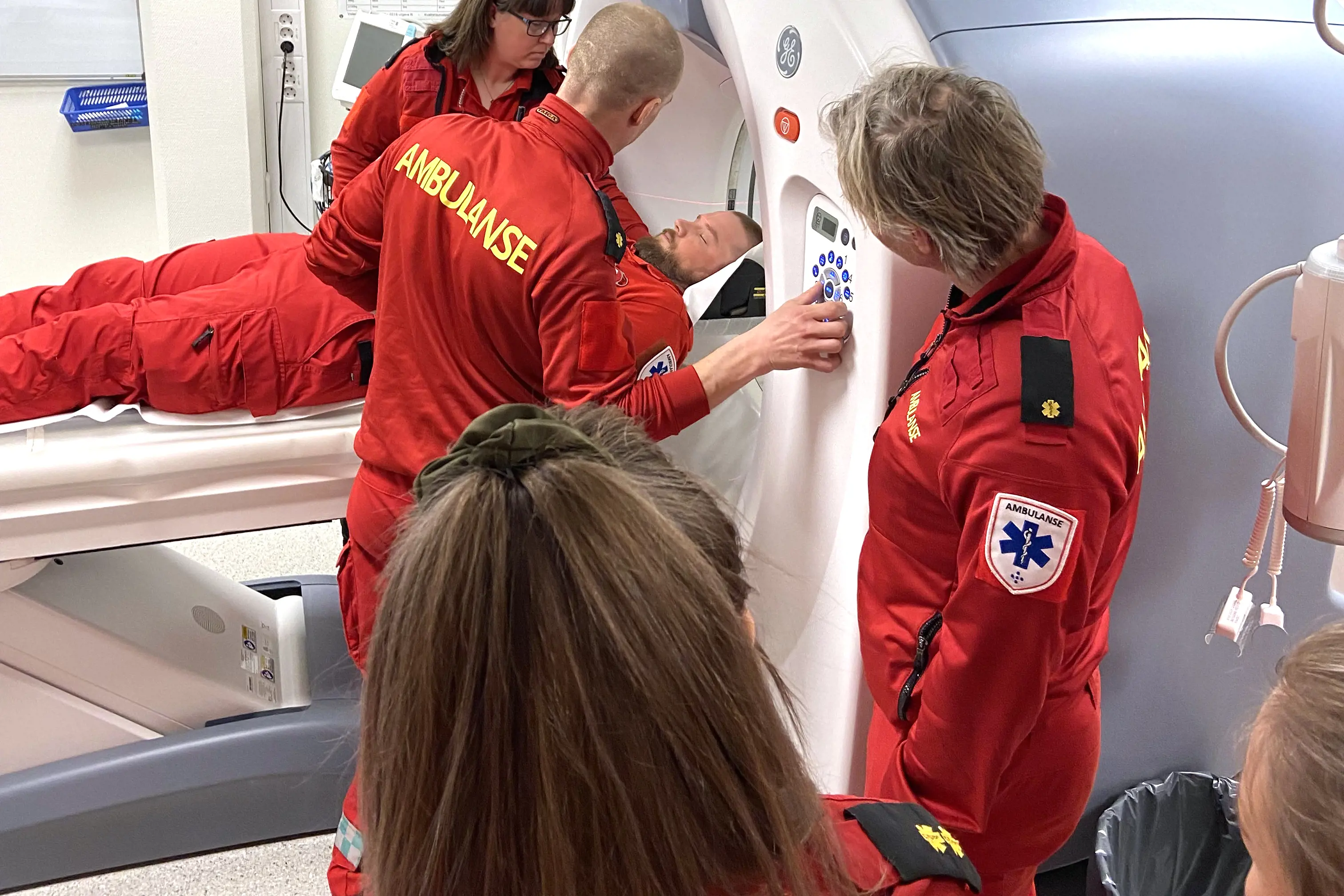 Ambulansepersonell på Ål trener på CT-maskinen.