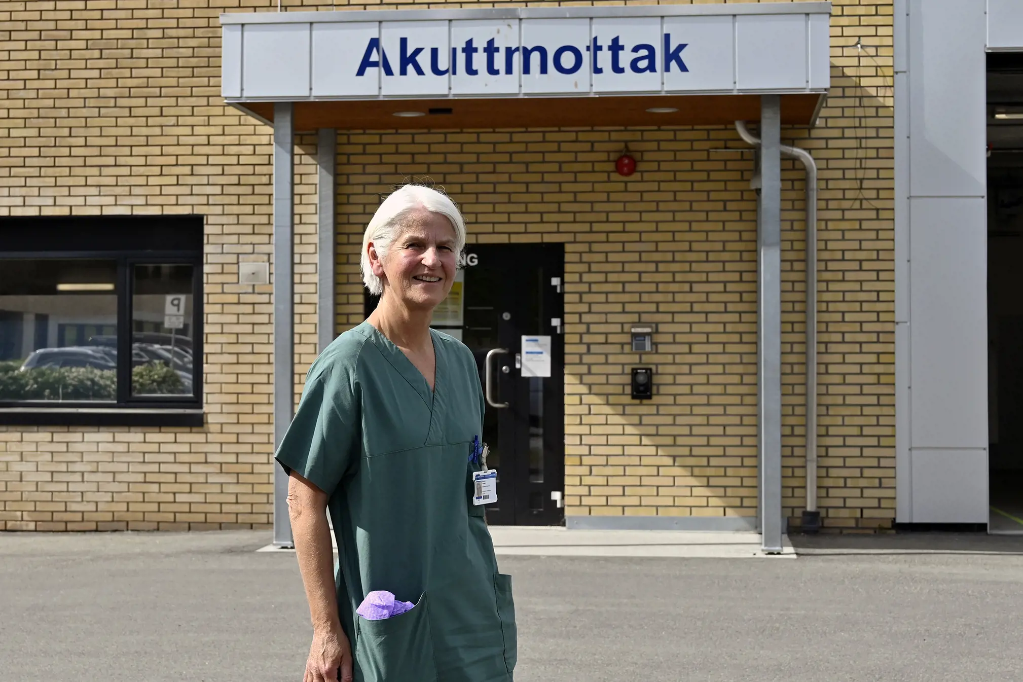 HJALP TIL: Reidun Fossøy er anestesisykepleier og hjalp til flere steder 22. juli 2011.