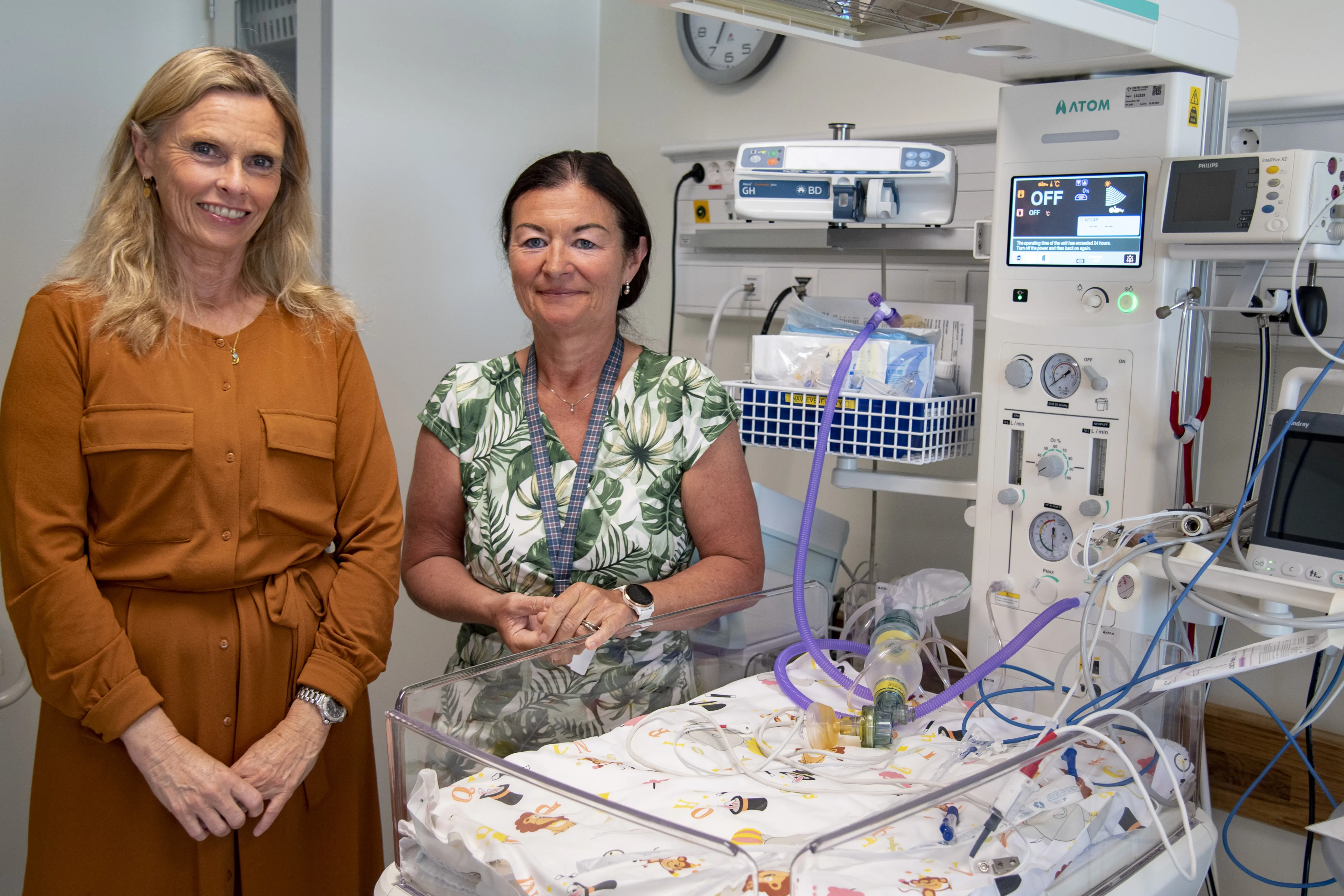 Adm.dir. Lisbeth Sommervoll og klinikkdirektør May Janne Botha Pedersen.