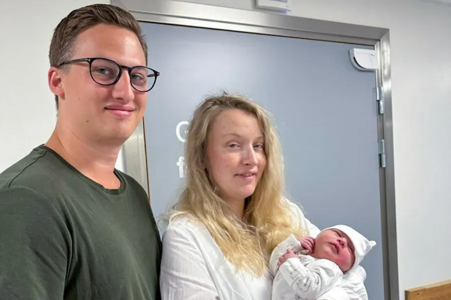 En mann og en kvinne som holder en baby