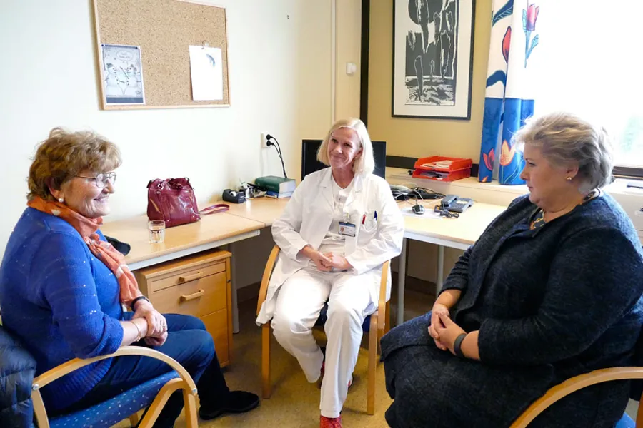 Statsminister Erna Solberg besøker Drammen sykehus.
