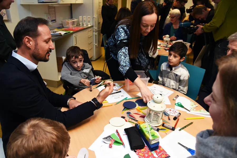 Kronprins Haakon tok seg god tid til å snakke med barn, pårørende og ansatte på juleverkstedet i 8. etasje på Drammen sykehus.