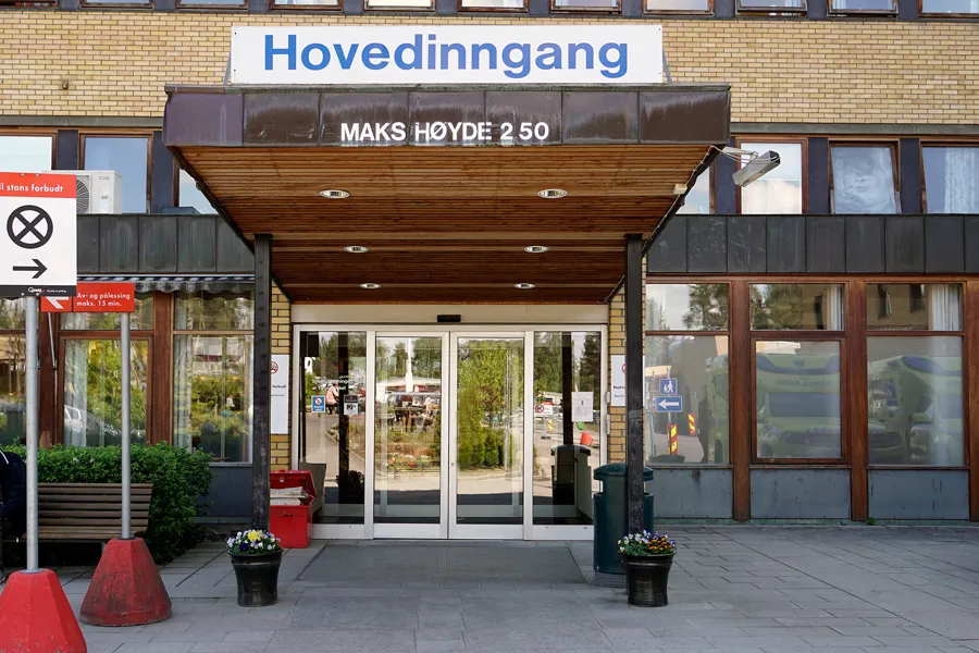 Hovedinngangen ved Ringerike sykehus.