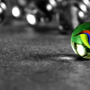 En klinkekule på et grått teppe.