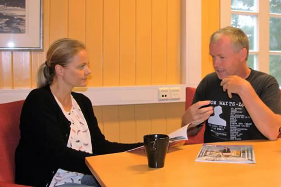 En mann og en kvinne som sitter ved et bord
