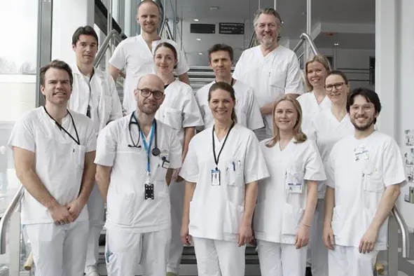 En gruppe mennesker iført hvite uniformer