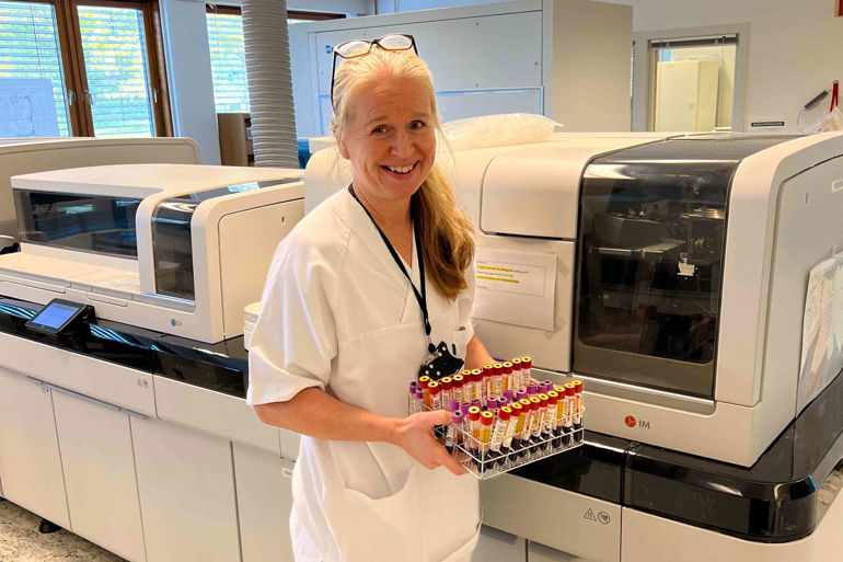 Bioingeniør på Bærum sykehus holder frem blodprøver