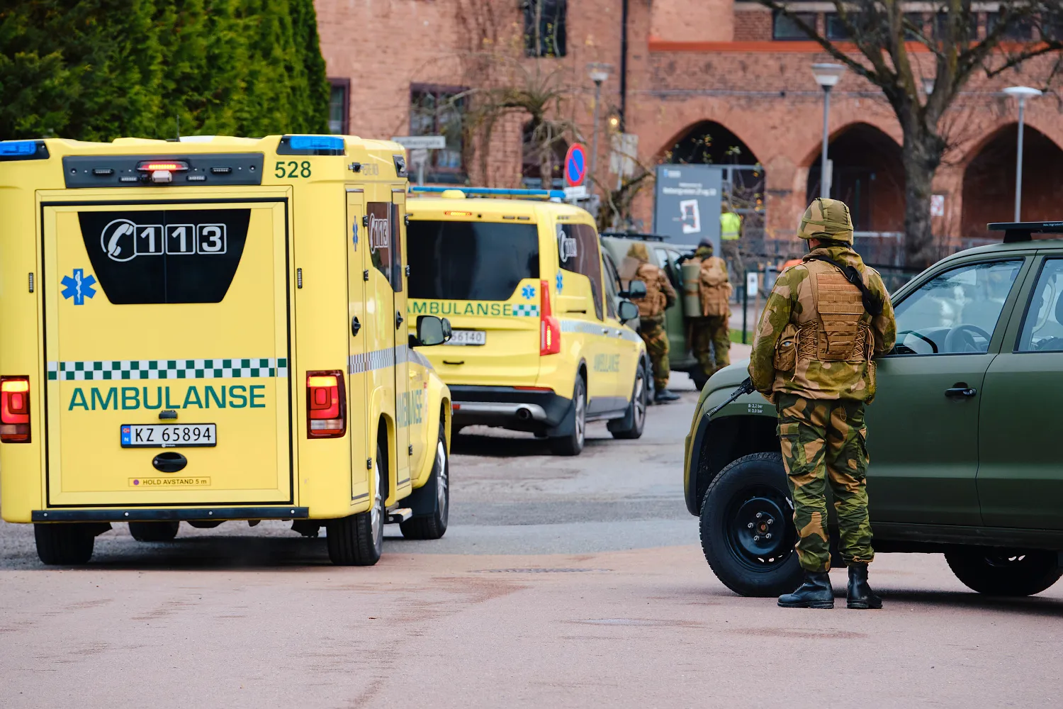 En person som står ved siden av en gul lastebil