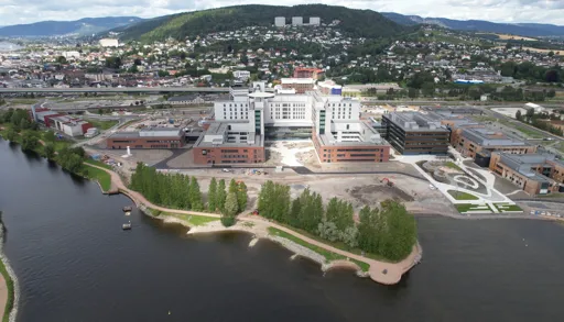 En by med en elv som renner gjennom den