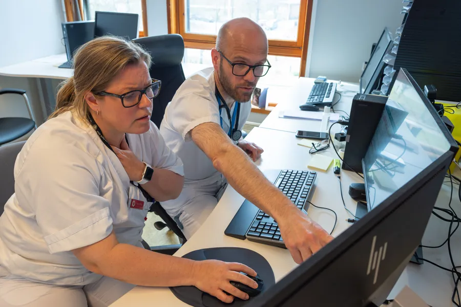En mann og en kvinne som ser på en dataskjerm