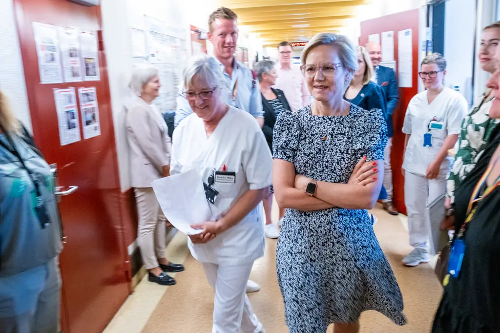 Avdelingssykepleier Torhild Wibe og helseminister Ingvild Kjerhold gående i korridoren.