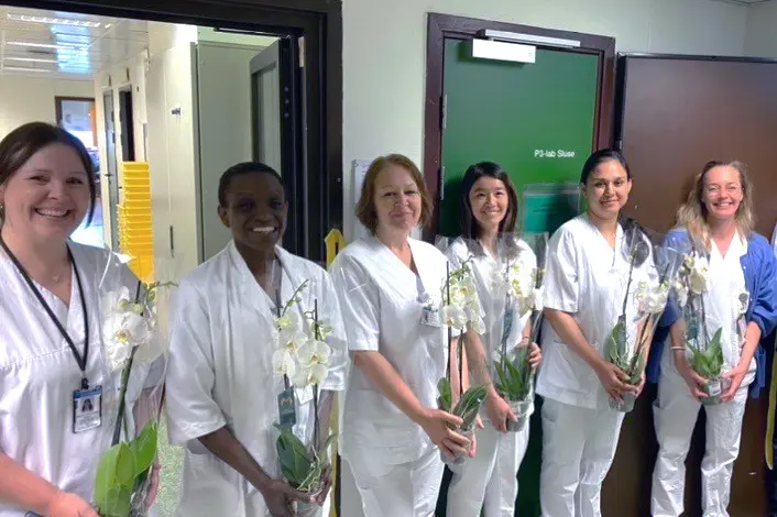 Avdelingssjef LAB, Trude Steinsvik, ga blomster til arbeidsgruppen. Fra høyre: Ane Natvik, Fatima Chishti, Hoa Thi Nguyen, Birgi