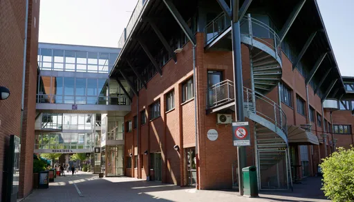 En bygning med et skilt på siden