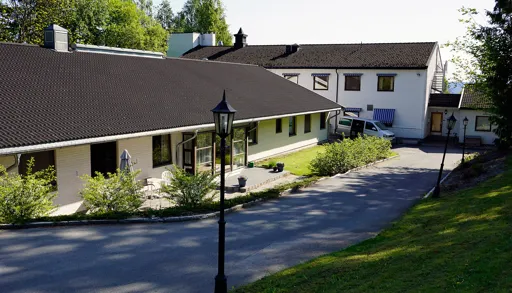 En gate med en lyktestolpe og et hus i bakgrunnen